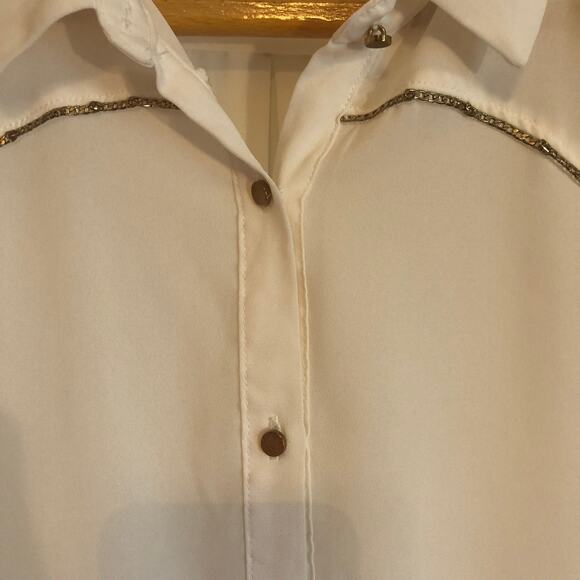 Daytrip white collar blouse w/ gold chain detail lightweight button. Size Med - Picture 2 of 5